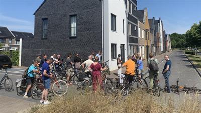 Gemeenteraadsleden op de fiets bij Parkwijk