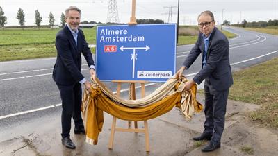 De symbolische opening van afslag 9 naar bedrijventerrein door Jan Hannink, directeur Vlint/Vilton (links op de foto) en wethouder Dennis Grimbergen. 