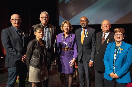 Waarnemend burgemeester Ineke Bakker met de zes Lelystadse gedecoreerden