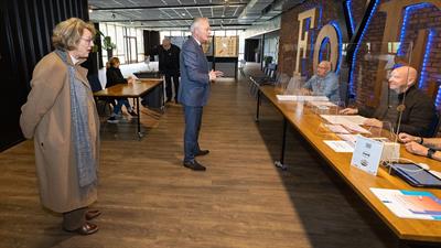 Waarnemend burgemeester Ineke Bakker bracht op verkiezingsdag met Commissaris van de Koning Arjen Gerritsen een bezoek aan het stembureau in Luchtvaartmuseum Aviodrome