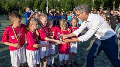 Wethouder van sport Rinze Broekema reikt een prijs uit