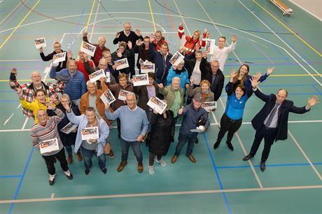 Wethouder Piet van Dijk juicht mee met de deelnemers aan het evenement Doortrappen na het halen van hun certificaat