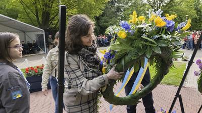 Burgemeester Mieke Baltus legt een krans tijden Dodenherdenking