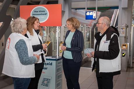 Wethouder Annemieke Messelink-Dijkstra praat met vrijwilligers van de Luisterlijn