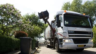 vrachtwagen van HVC leegt afvalbakken